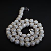 Noumis pearl necklace